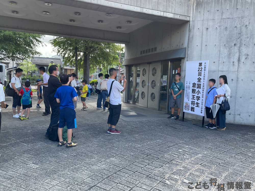 芸文館入口前/開場を待つ
