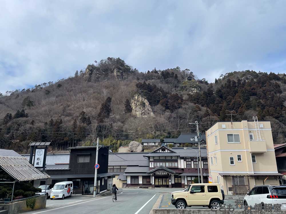 山寺駅前から山寺を見上げる