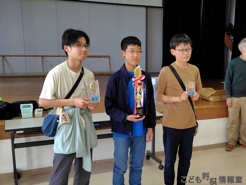 中学生男子記念撮影