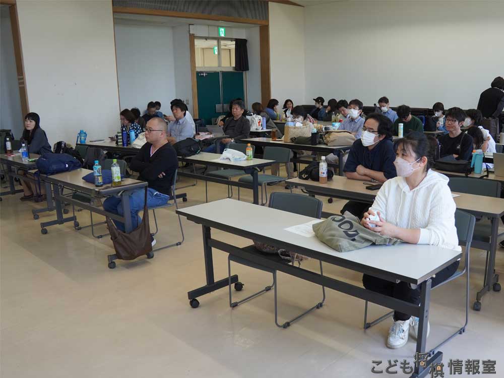 後方で観戦する親御さん