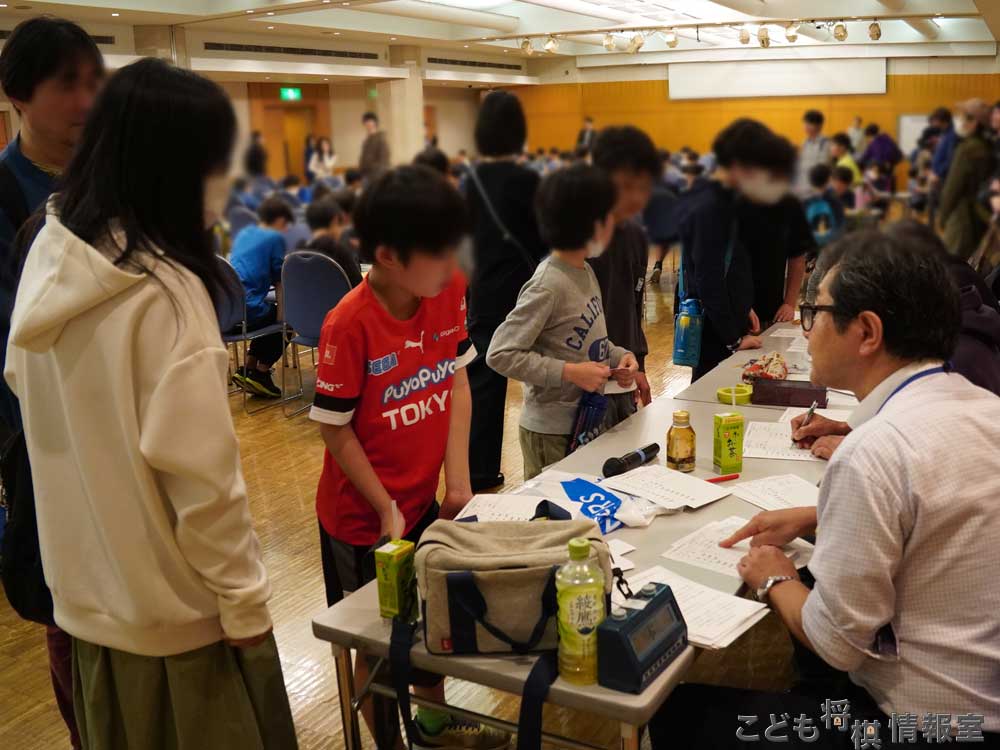 交流戦の相手を待つ子供達