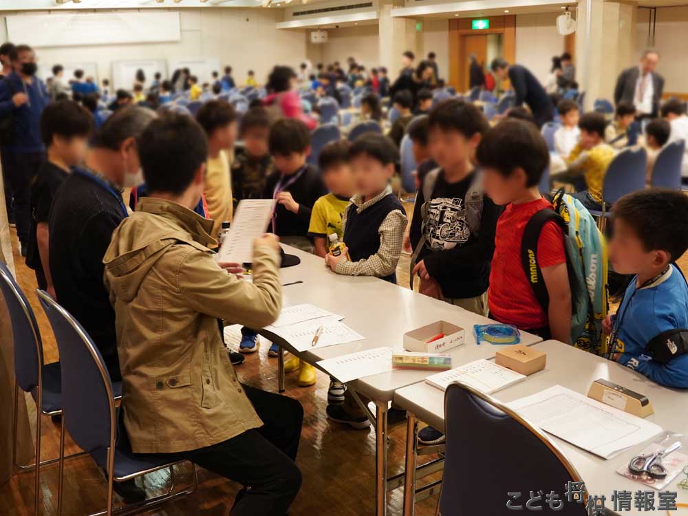 交流戦の相手を待つ子供達