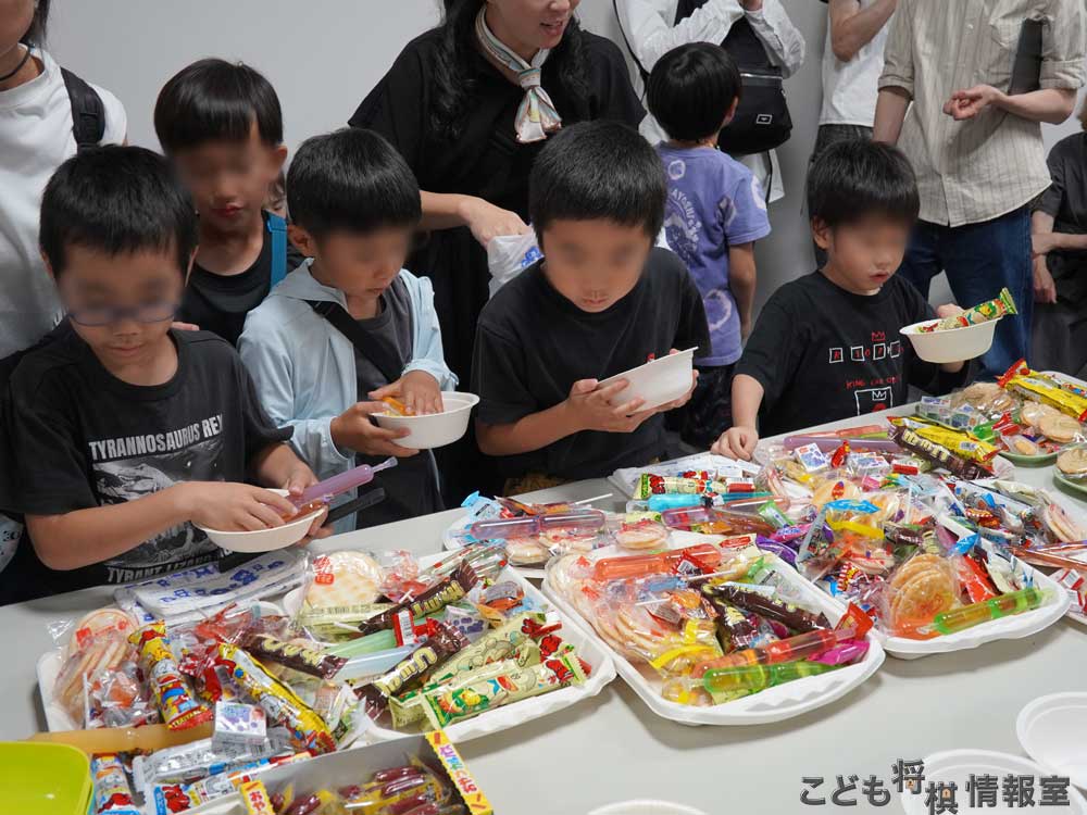お菓子を選ぶ子供達1