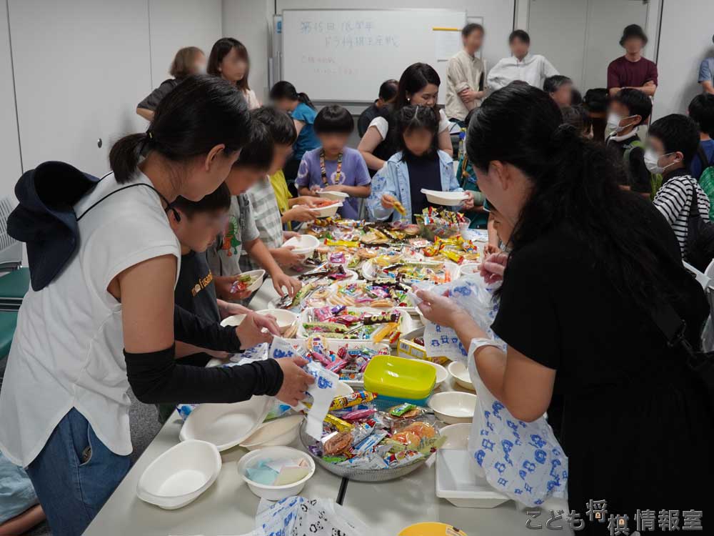 お菓子を選ぶ子供達2