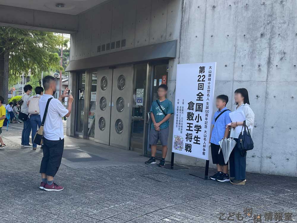 芸文館前で家族で記念撮影