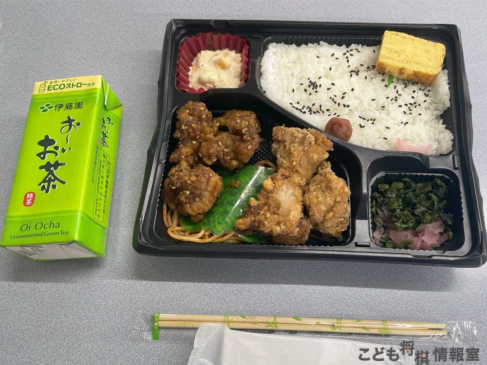配布されたお弁当とお茶