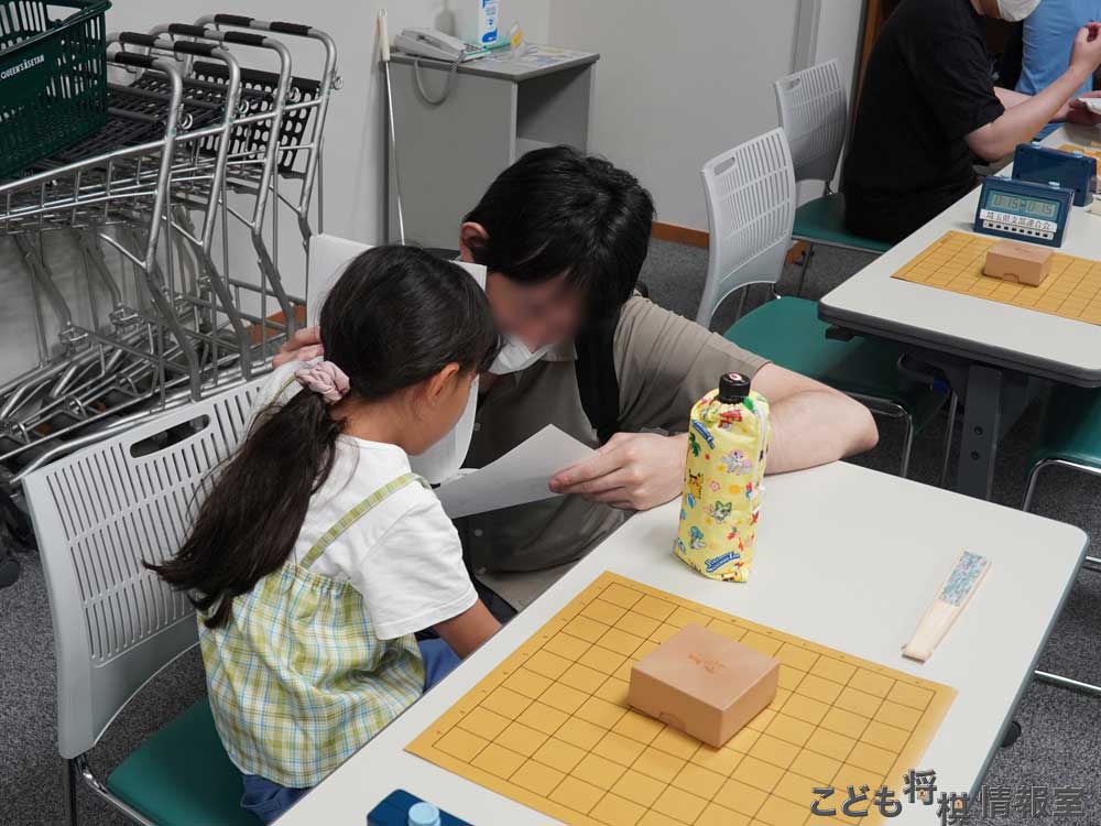 親子で詰将棋に取り組む