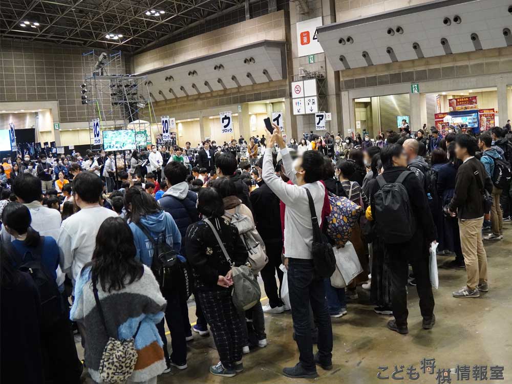 うでだめし対局を観戦する保護者