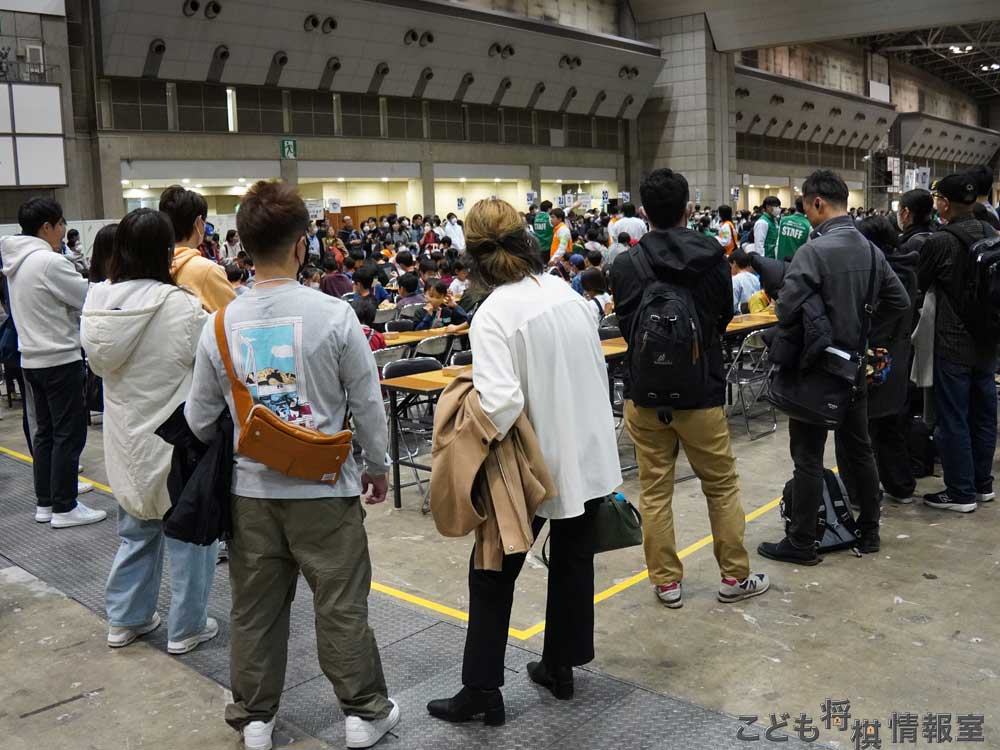 トーナメント戦を観戦する保護者