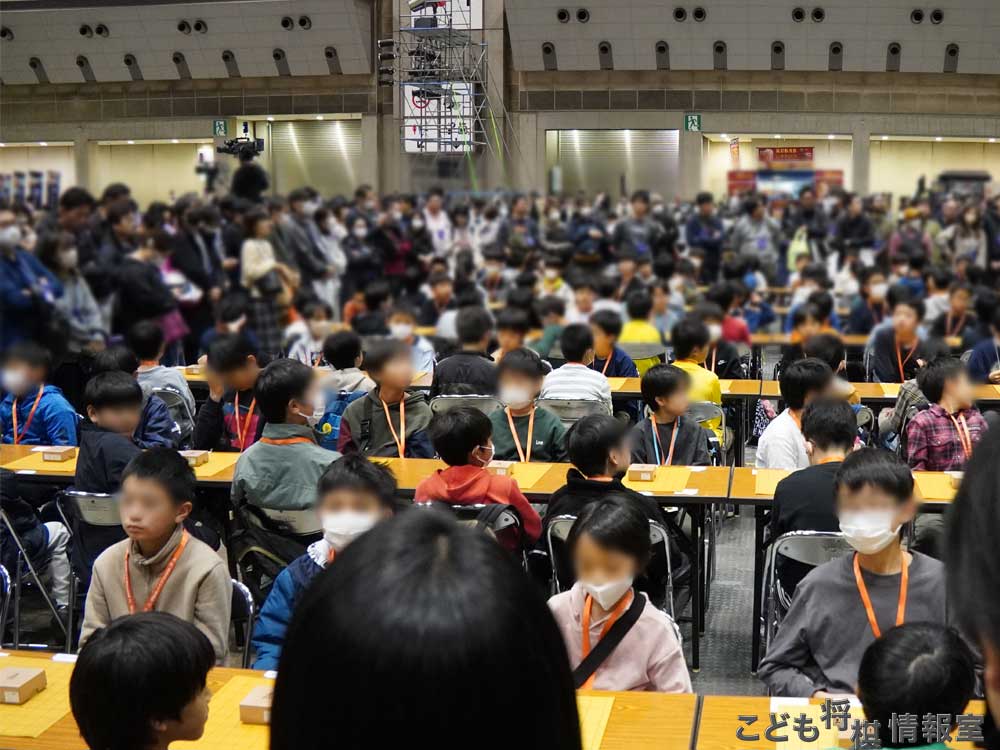 開会式を待つ子供達