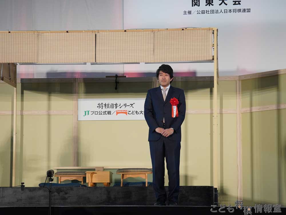 森内九段審判長を前に宣誓を行う