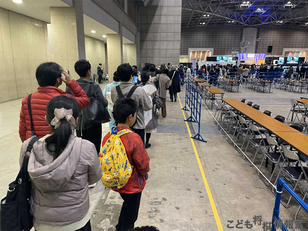 見送りの列に並ぶ