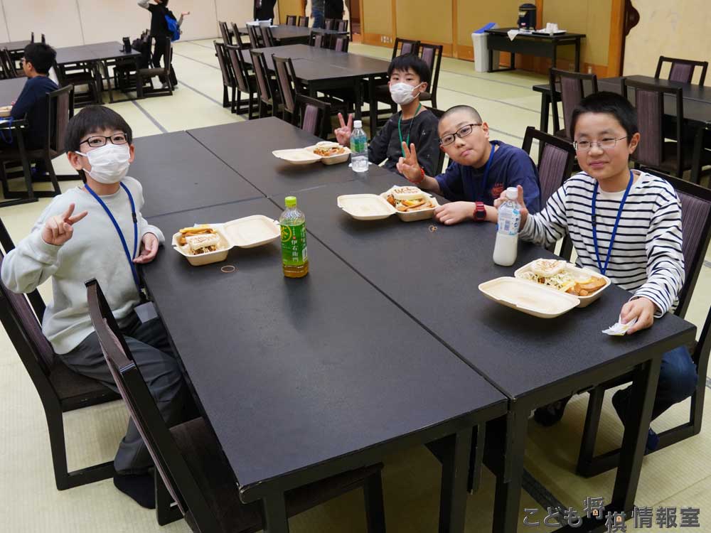 第50回公文杯小学生将棋名人戦
東日本・西日本大会昼食時