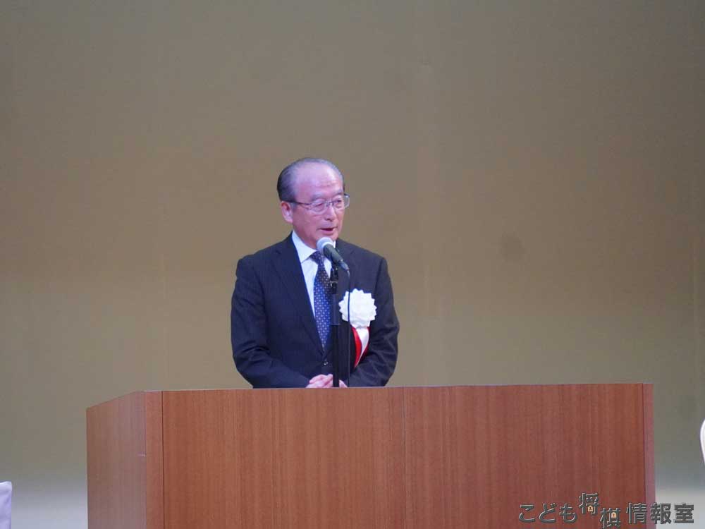 挨拶する新関天童市長