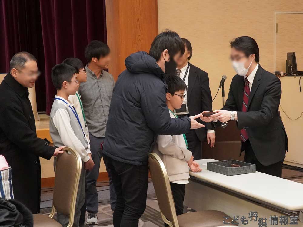 ホテルの鍵を受け取る