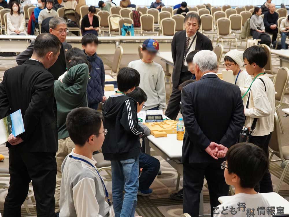 熱戦を観戦するギャラリー