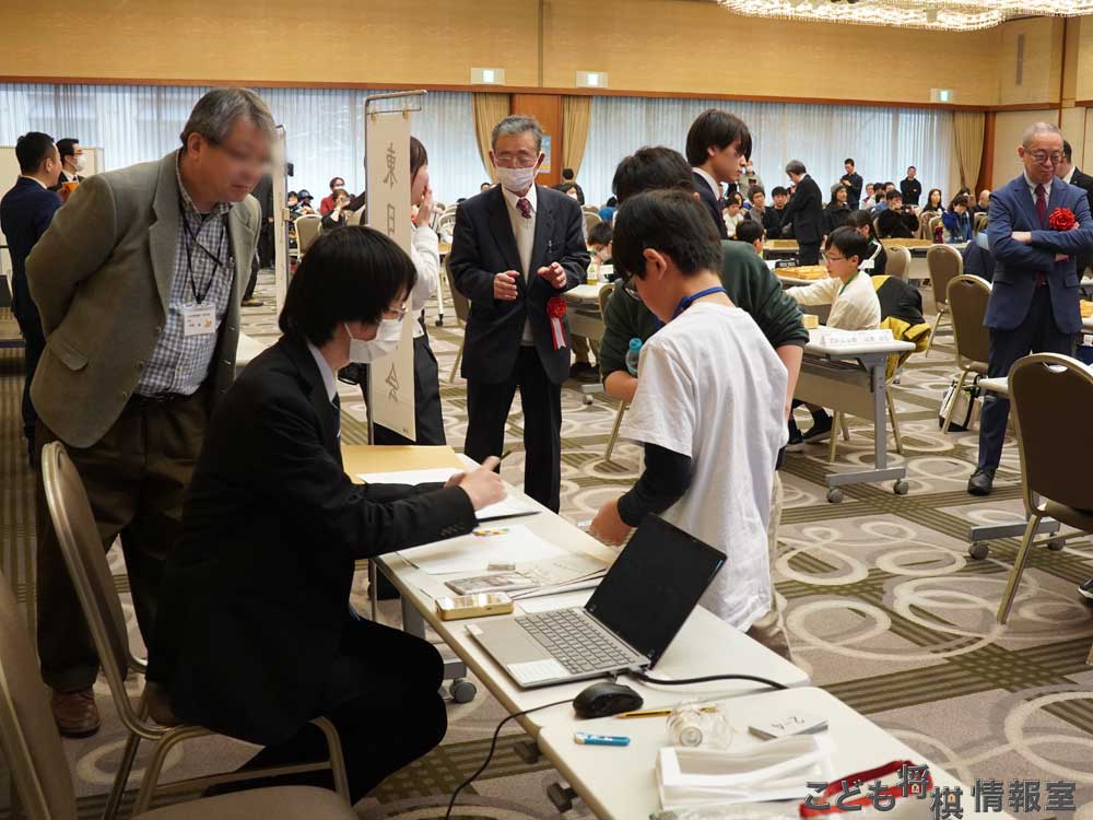 勝敗を報告する選手