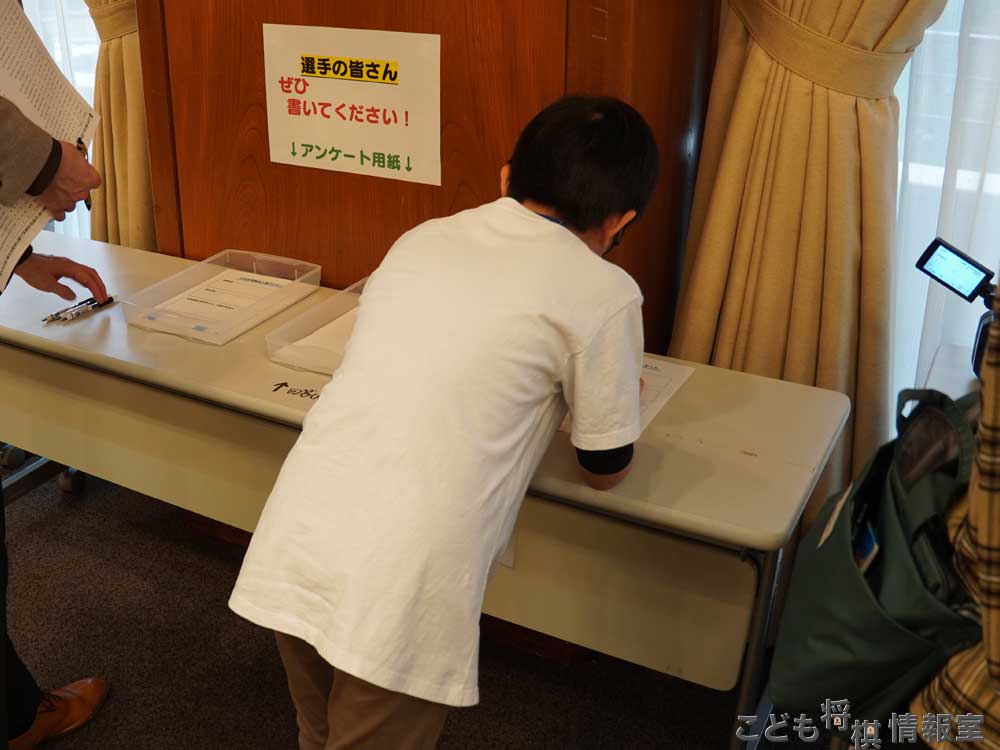 アンケート用紙に記入する選手