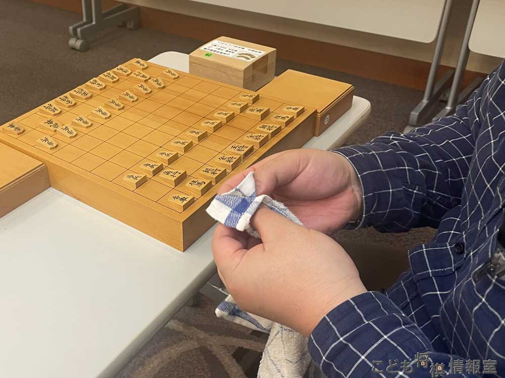 盤駒を丁寧に拭きあげる