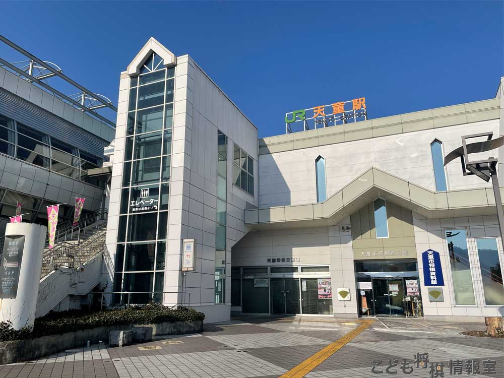 朝の天童駅前