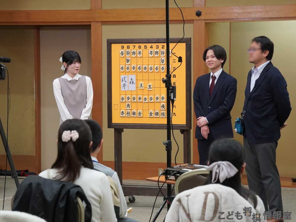 挨拶する吉池四段と磯谷女流初段