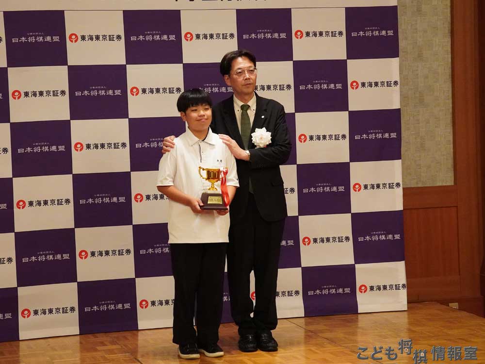 優勝した矢間君と森下常務理事